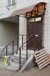 Козырёк установлен