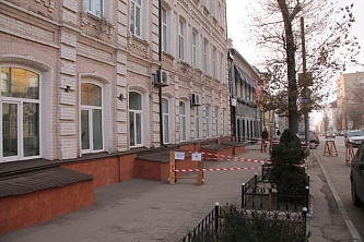 Началась замена кровли на фасадной части крыши. Ограждение на тратуаре