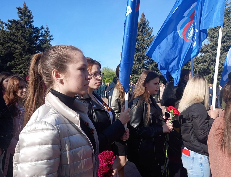 Торжественная церемония церемония возложения венков и цветов к монументу "Воин-Освободитель" 