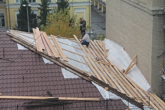 Монтаж новой обрешетки на левом скате