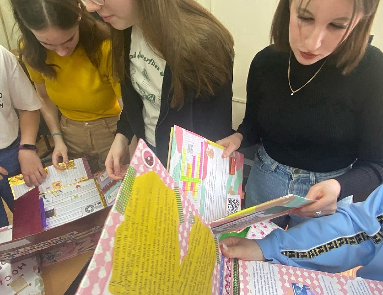 Выставка лэпбуков по информатике