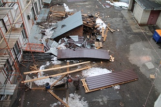 Дворовая часть огорожена