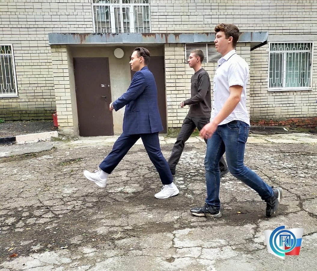 Торжественной церемонией снятия флага РФ