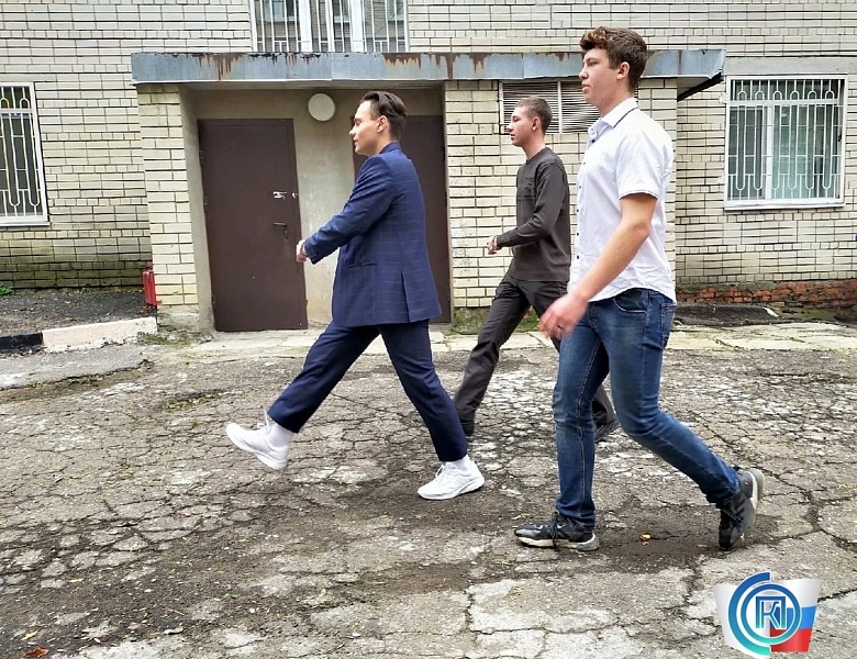 Торжественной церемонией снятия флага РФ
