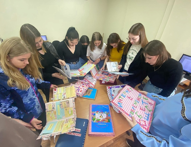 Выставка лэпбуков по информатике