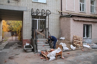 Начало монтажа крыльца