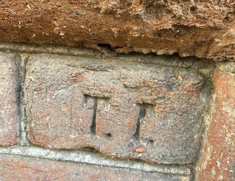 В ПОИСКАХ КУЛЬТУРНЫХ АРТЕФАКТОВ 